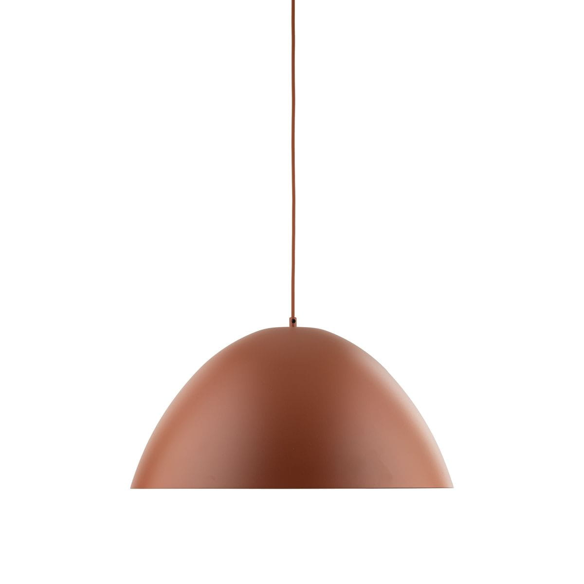Lampa wisząca Faro D50 w kolorze ceglastym, z metalowym kloszem w kształcie półkuli. Produkt zawieszony na cienkim przewodzie, bez widocznych dodatkowych elementów dekoracyjnych. Idealna do nowoczesnych wnętrz.