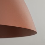 Lampa wisząca Faro D50 o ceglastej barwie, wykonana z matowego materiału. Ujęcie zbliżeniowe na klosz o stożkowatym kształcie, widoczny gładki brzeg. Przeznaczona na żarówkę E27. Tło jasne, co podkreśla kolor lampy.
