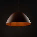 Lampa wisząca Faro D50 w kolorze ceglastym, z metalowym kloszem o kształcie półkuli, zawieszona na cienkim przewodzie. Wnętrze klosza w odcieniu pomarańczowym, co podkreśla ciepłe światło. Idealna do nowoczesnych aranżacji.