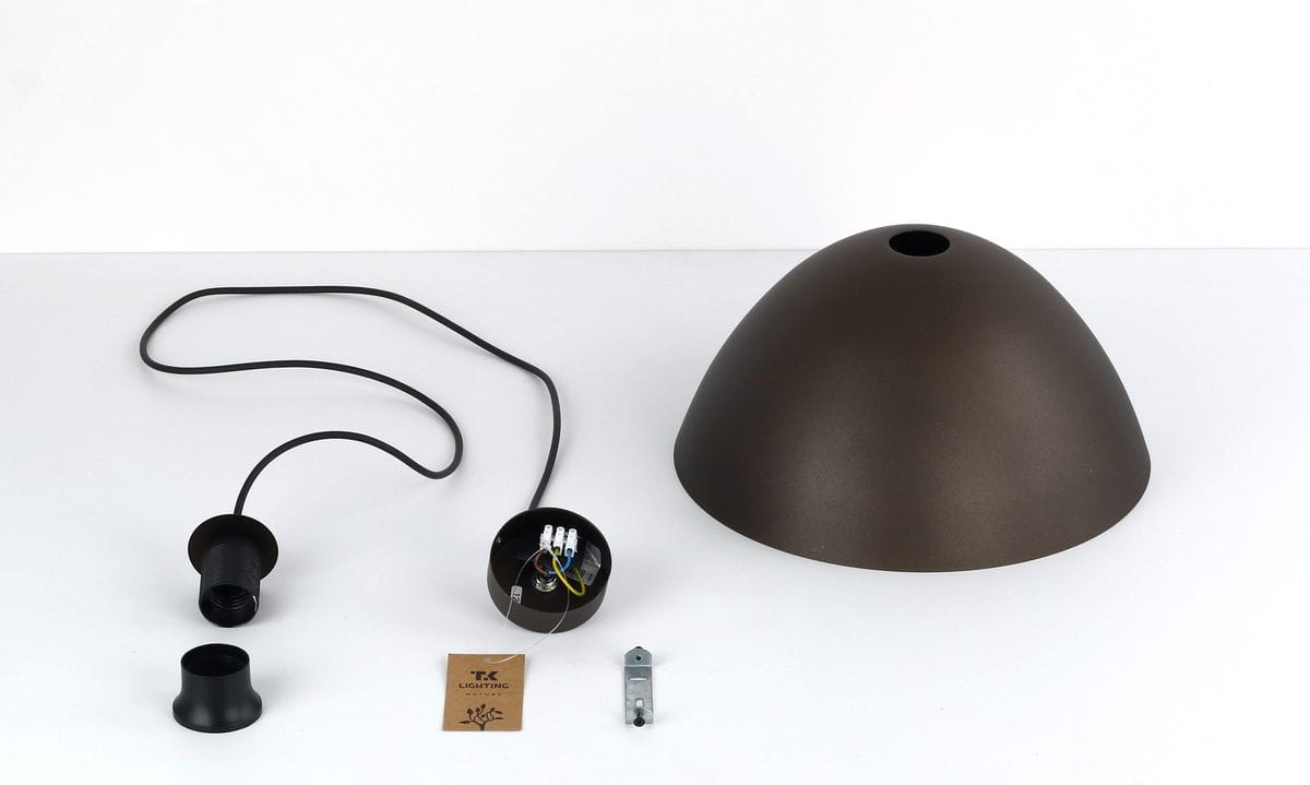 Brązowa lampa wisząca Faro D34 z oprawą na 1 żarówkę E27. Widoczna klosz w kształcie stożka, kabel zasilający oraz elementy montażowe. Tło białe, co podkreśla prostotę designu.