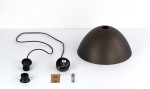 Brązowa lampa wisząca Faro D34 z oprawą na 1 żarówkę E27. Widoczna klosz w kształcie stożka, kabel zasilający oraz elementy montażowe. Tło białe, co podkreśla prostotę designu.