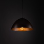 Brązowa lampa wisząca Faro D34 z jednym gniazdem E27, o zaokrąglonym kształcie. Zawieszona na cienkim przewodzie, z widoczną żarówką w centralnej części, podkreślająca minimalistyczny design. Tło ciemne, co akcentuje detal lampy.