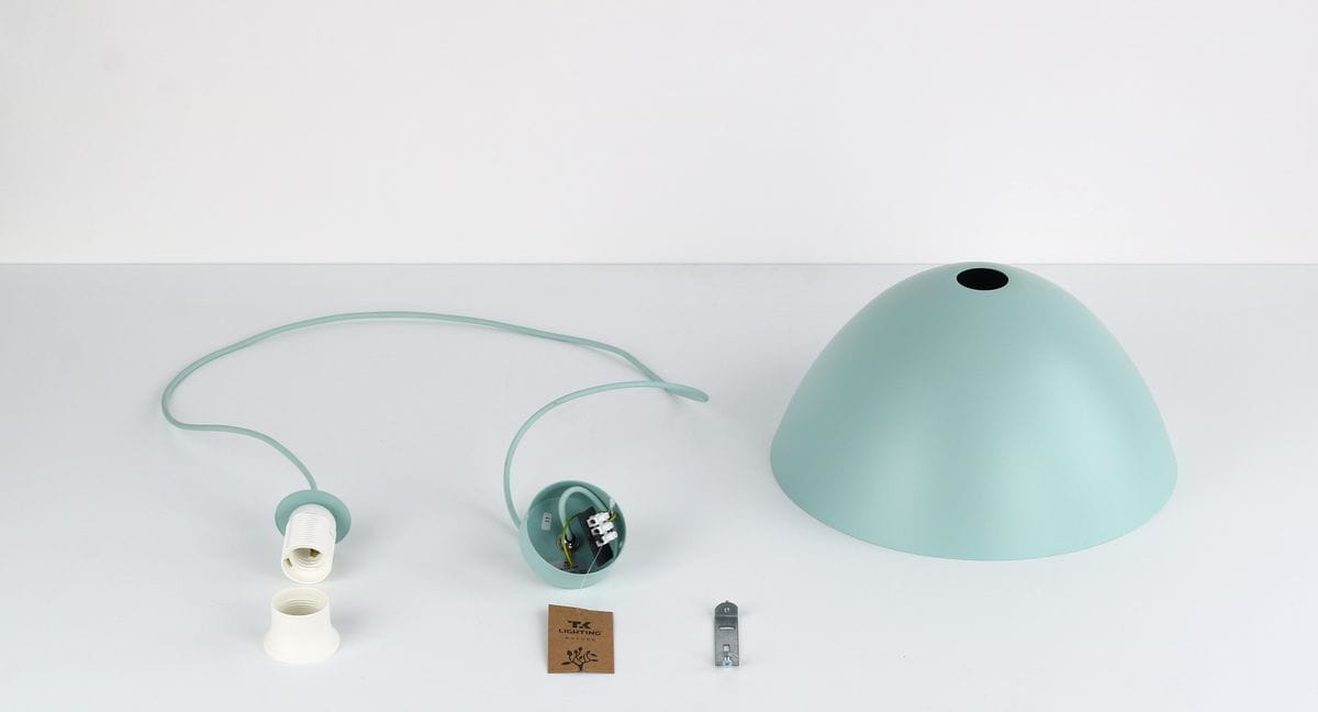 Lampa wisząca Faro D34 w kolorze miętowym z kloszem w kształcie półkuli. W zestawie przewód w kolorze miętowym oraz oprawka E27. Widoczne akcesoria montażowe i etykieta producenta na tle białym.