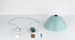 Lampa wisząca Faro D34 w kolorze miętowym z kloszem w kształcie półkuli. W zestawie przewód w kolorze miętowym oraz oprawka E27. Widoczne akcesoria montażowe i etykieta producenta na tle białym.