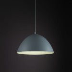 Lampa wisząca Faro D34 w miętowym kolorze z abażurem w kształcie półkuli, zawieszona na cienkim kablu. Wewnątrz biała powierzchnia, która rozprasza światło. Tło ciemne, podkreślające kolor lampy.