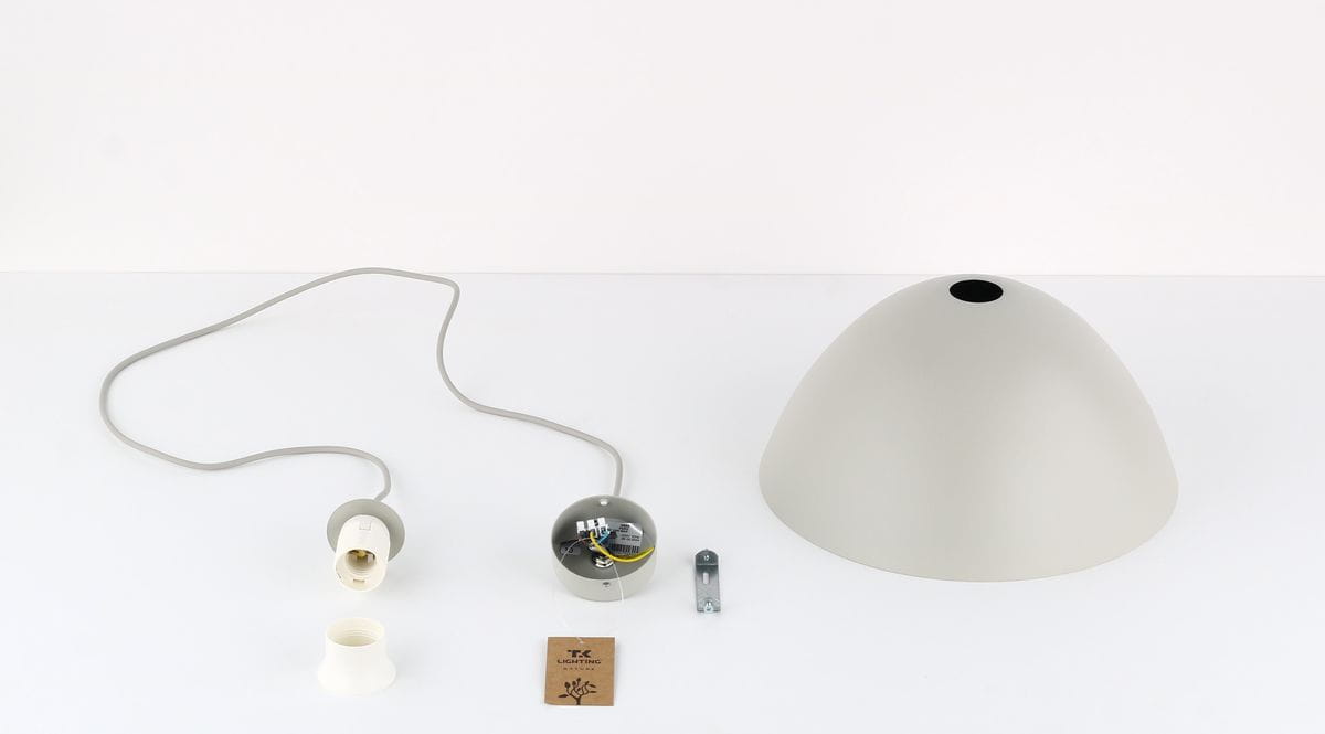 Beżowa lampa wisząca Faro D34 z oprawą na jedną żarówkę E27. W skład zestawu wchodzi klosz w kształcie stożka, kabel z wtykiem oraz akcesoria montażowe, umieszczone na białym tle.