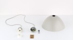Beżowa lampa wisząca Faro D34 z oprawą na jedną żarówkę E27. W skład zestawu wchodzi klosz w kształcie stożka, kabel z wtykiem oraz akcesoria montażowe, umieszczone na białym tle.