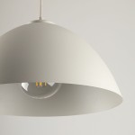 Beżowa lampa wisząca Faro D34 z kloszem w kształcie półkuli, wykonana z matowego materiału. Widoczny gwint E27 oraz źródło światła w środku. Kąt ujęcia zbliżony na detal klosza. Tło jasne, neutralne.
