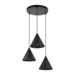 Czarna lampa wisząca Cono z trzema stożkowymi kloszami, zawieszona na długich przewodach, montowana do sufitu. Klosze wykonane z matowego materiału, przeznaczone na żarówki E27.