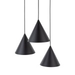 Lampa wisząca Cono z trzema stożkowymi kloszami w kolorze czarnym, wykonana z matowego materiału. Klosze zawieszone na cienkich przewodach, w pozycji swobodnej, tworzą nowoczesny wygląd. Idealna do wnętrz o minimalistycznym stylu.