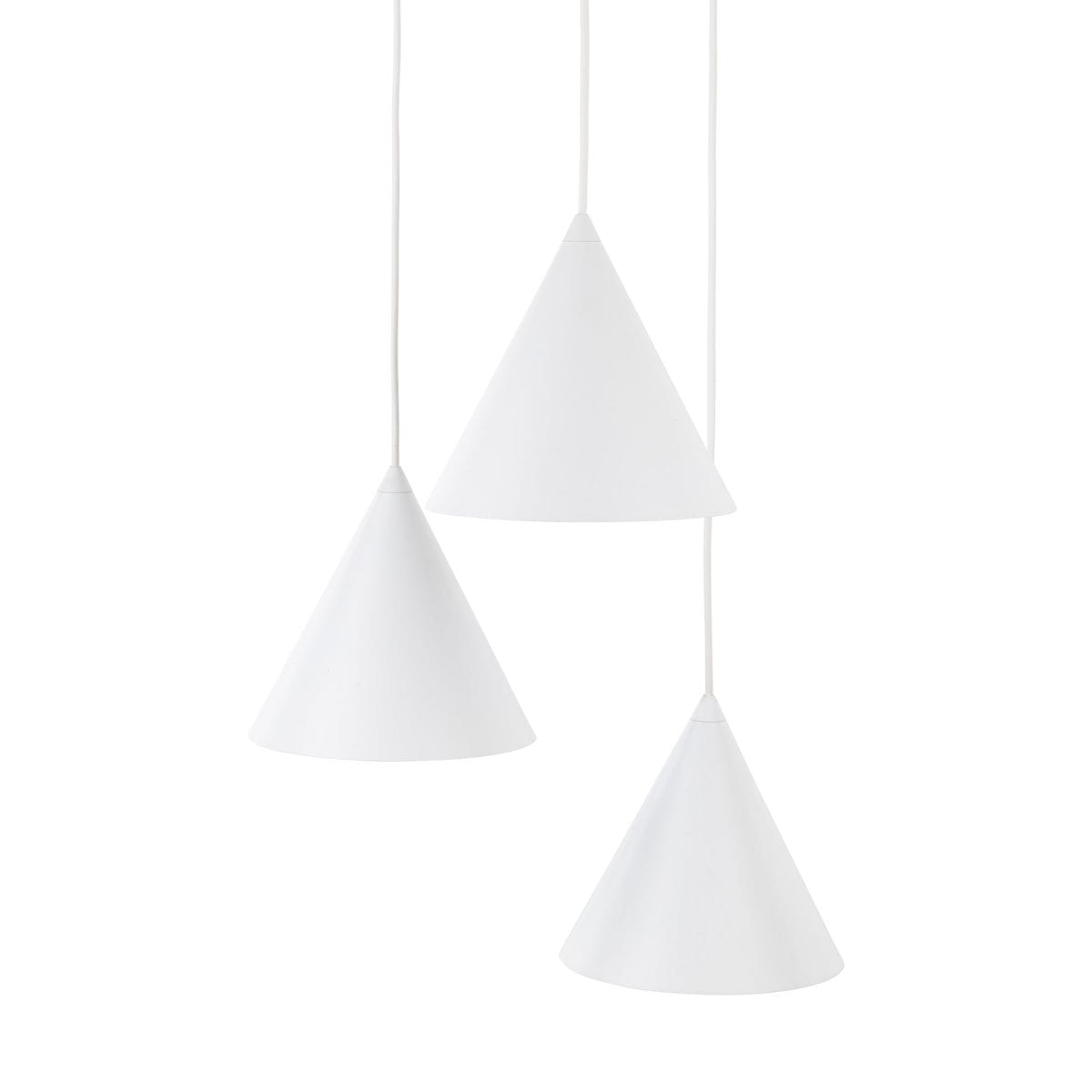 Lampa wisząca Cono w kolorze białym z trzema stożkowymi kloszami, zawieszona na białych przewodach. Klasyczny design, idealna do nowoczesnych wnętrz. Klosze w kształcie stożków, każdy z miejscem na żarówkę E27.