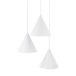 Lampa wisząca Cono w kolorze białym z trzema stożkowymi kloszami, zawieszona na białych przewodach. Klasyczny design, idealna do nowoczesnych wnętrz. Klosze w kształcie stożków, każdy z miejscem na żarówkę E27.