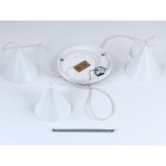 Lampa wisząca Cono 3xE27 w kolorze białym, składająca się z trzech stożkowatych kloszy. Zestaw zawiera okrągłą podstawę oraz przewody montażowe. Widoczny element mocujący i przyłącza elektryczne. Produkt leży na białym tle.