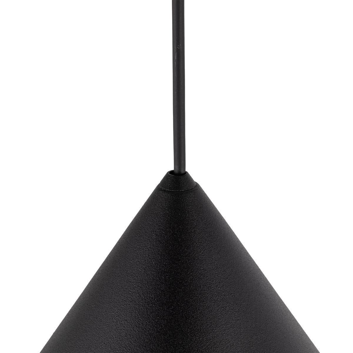 Lampa wisząca Cono D50 w kolorze czarnym, wykonana z matowego materiału. Posiada stożkowy kształt z wąskim, prostym mocowaniem. Ujęcie z dołu, ukazujące detal górnej części lampy. Idealna do nowoczesnych wnętrz.