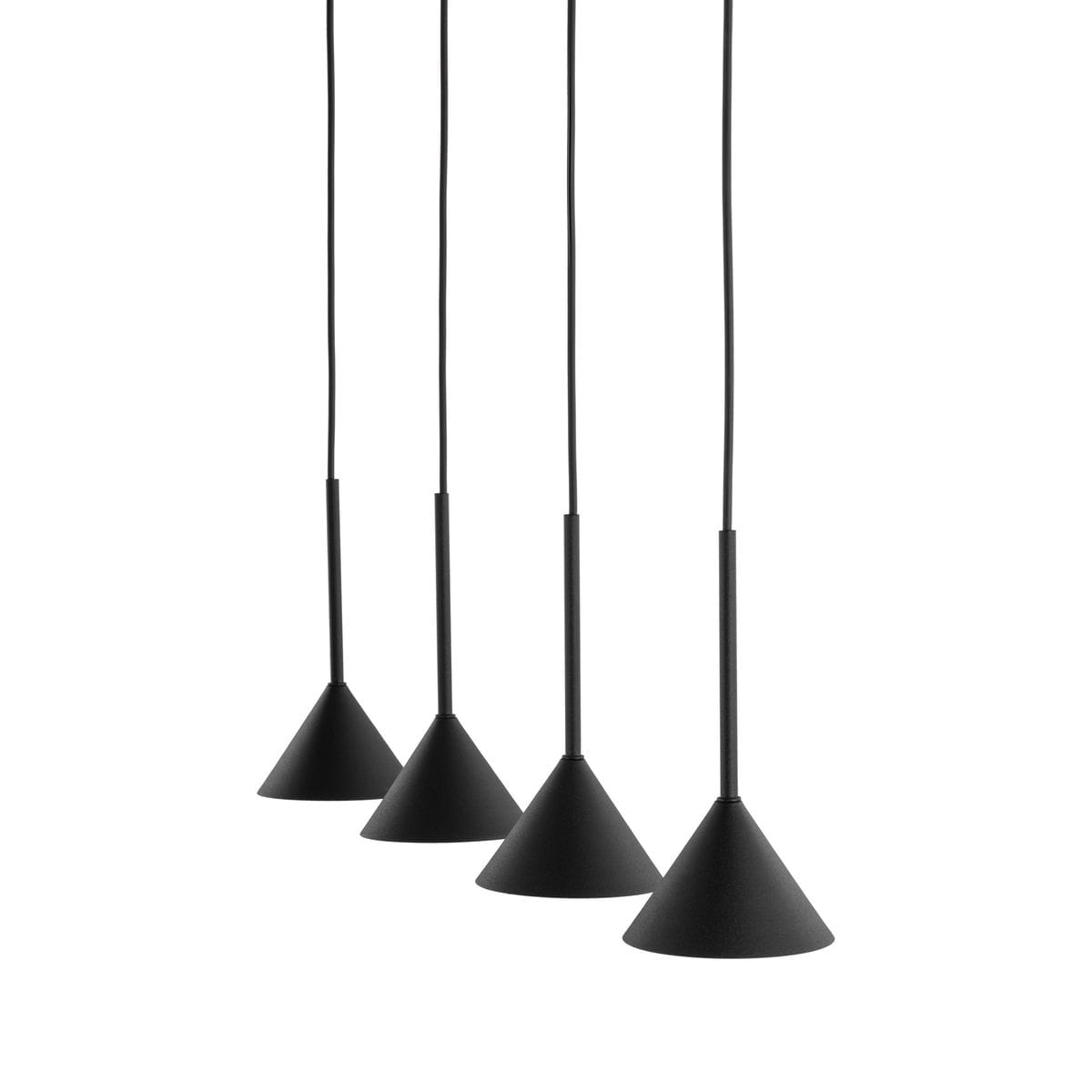 Czarna lampa wisząca Cono z czterema kloszami GU10 w kształcie stożków, zawieszona na długich przewodach. Ujęcie frontalne ukazuje równą linię kloszy, które mają matową fakturę. Idealna do nowoczesnych wnętrz.