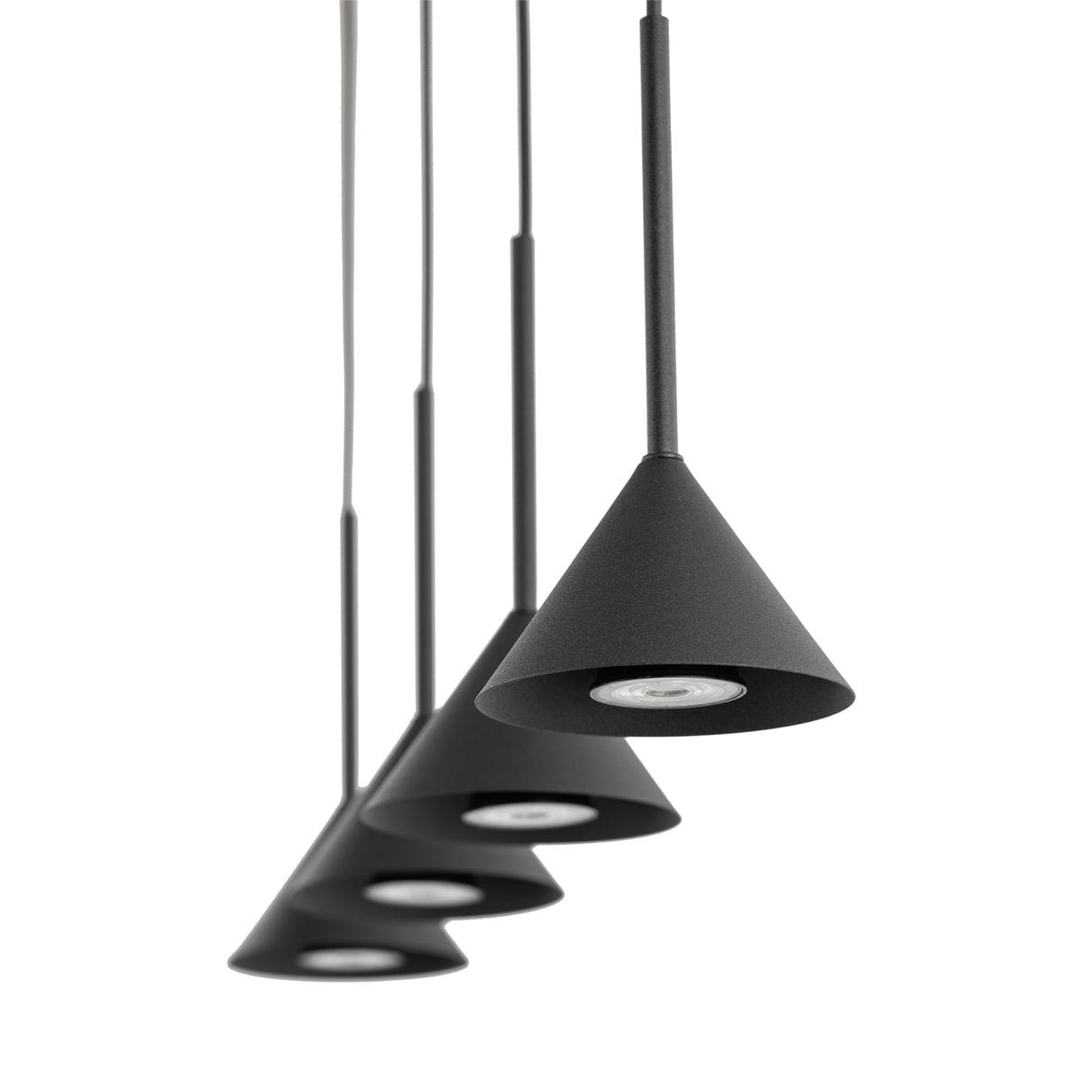 Czarna lampa wisząca Cono z czterema kloszami w kształcie stożka, zawieszona na cienkich linkach. Każdy klosz mieści żarówkę GU10, co podkreśla nowoczesny design i minimalistyczny styl. Tło białe, co uwydatnia lampę.