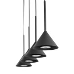 Czarna lampa wisząca Cono z czterema kloszami w kształcie stożka, zawieszona na cienkich linkach. Każdy klosz mieści żarówkę GU10, co podkreśla nowoczesny design i minimalistyczny styl. Tło białe, co uwydatnia lampę.