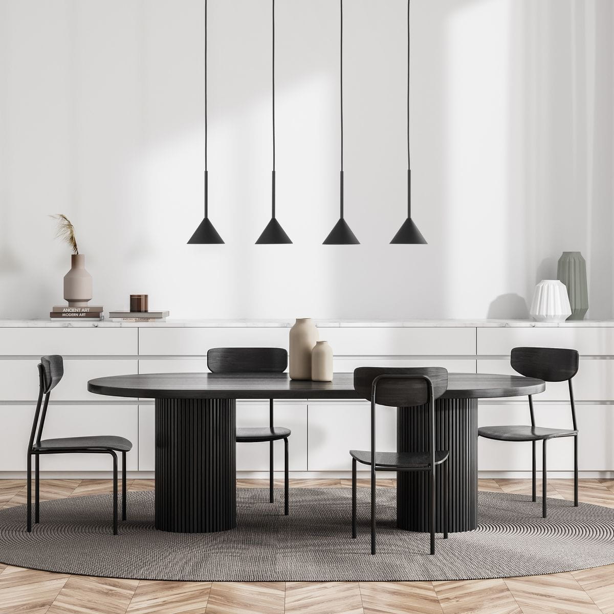 Czarna lampa wisząca Cono z czterema miejscami na żarówki GU10, w kształcie stożków, zawieszona nad okrągłym stołem. W tle minimalistyczna aranżacja z białymi meblami, dywanem i dekoracjami.