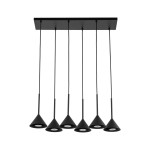 Lampa wisząca Cono z sześcioma reflektorami GU10 w kolorze czarnym, z minimalistycznym, stożkowym kształtem. Umożliwia regulację wysokości, zawieszona na cienkich linkach, montowana do sufitu na prostokątnej podstawie.