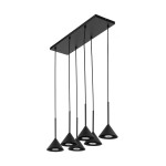 Lampa wisząca Cono z sześcioma kloszami w kształcie stożka, czarna, zawieszona na długich linkach. Klosze mają otwory na żarówki GU10, a całość montowana jest do prostokątnej podstawy. Tło białe, co podkreśla minimalistyczny design.