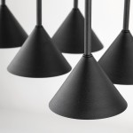 Lampa wisząca Cono z sześcioma kloszami w kształcie stożków, wykonana w matowym czarnym kolorze. Klosze zawieszone na cienkich linkach, widoczne detale konstrukcyjne. Produkt pokazany z bliska, na jednolitym tle.