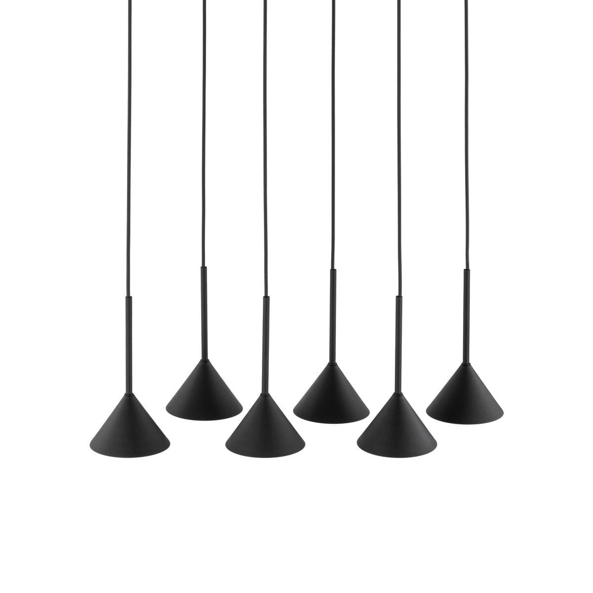 Czarna lampa wisząca Cono z sześcioma kloszami w kształcie stożków, zawieszona na cienkich linkach. Klosze wykonane z matowego materiału, minimalistyczny design, idealna do nowoczesnych wnętrz.