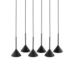 Czarna lampa wisząca Cono z sześcioma kloszami w kształcie stożków, zawieszona na cienkich linkach. Klosze wykonane z matowego materiału, minimalistyczny design, idealna do nowoczesnych wnętrz.