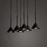 Lampa wisząca Cono z sześcioma kloszami w kształcie stożka, wykonana w czarnym kolorze, zawieszona na cienkich linkach. Klosze mają matową powierzchnię, a wewnątrz umieszczone są oprawy GU10. Ujęcie z przodu na jednolitym tle.