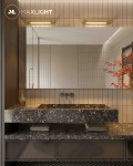 Kinkiet Flink w kolorze złotym, z 1 diodą LED o mocy 12W, umieszczony nad umywalką w łazience. Produkt o prostym, eleganckim designie, montowany na ścianie, w towarzystwie nowoczesnych płytek i dekoracji.