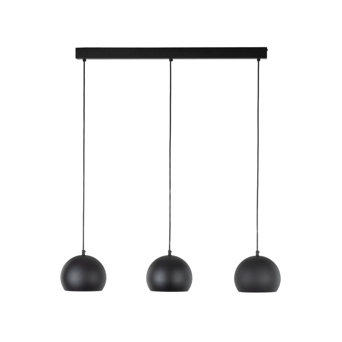 Lampa wisząca Zoe w kolorze czarnym, z trzema okrągłymi kloszami zawieszonymi na cienkich linkach. Klosze mają matową powierzchnię, a całość osadzona jest na prostokątnej, czarnej podstawie.