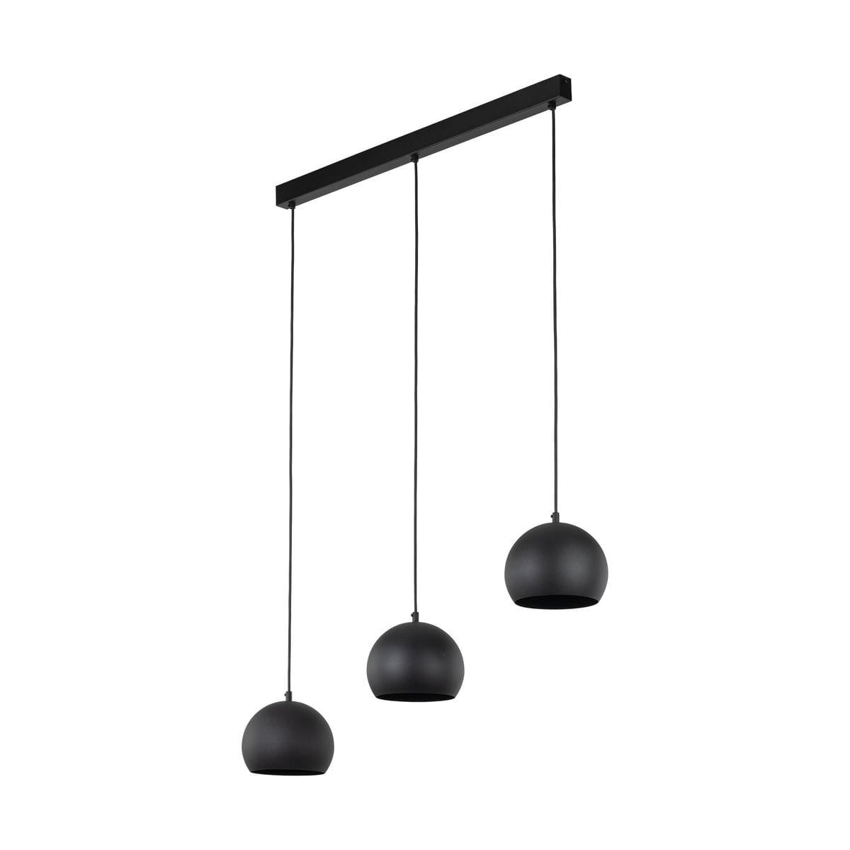 Lampa wisząca Zoe w kolorze czarnym z trzema okrągłymi kloszami zawieszonymi na cienkich linkach. Utrzymana na prostokątnej podstawie. Klosze mają matową powierzchnię, co podkreśla minimalistyczny design.