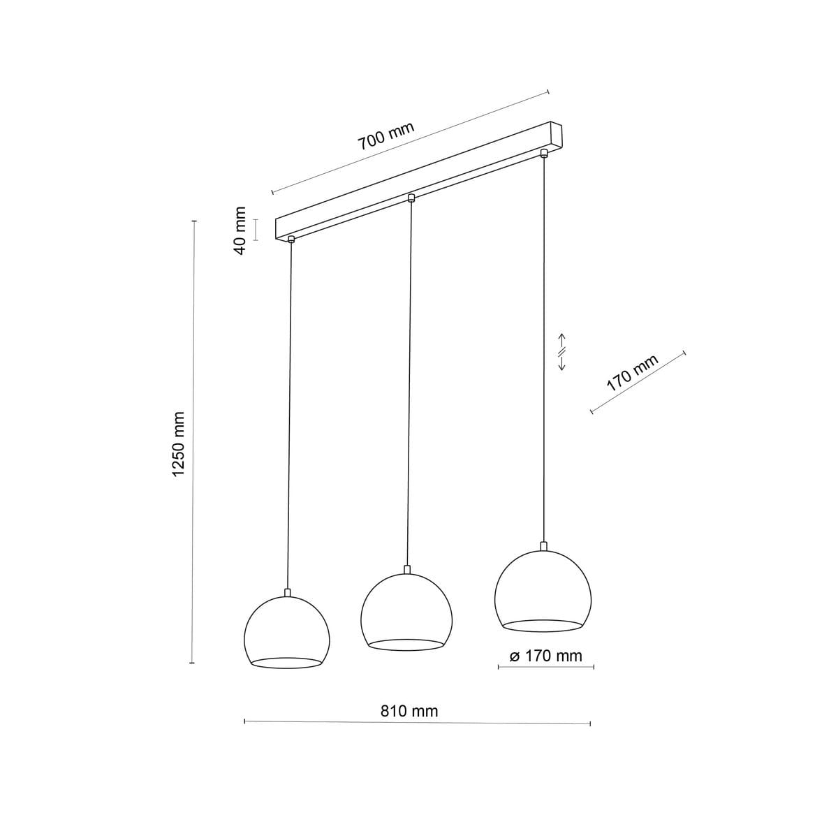 Czarna lampa wisząca Zoe z trzema kulistymi kloszami, każdy o średnicy 170 mm, mocowana na prostokątnej podstawie. Wymiary: długość 810 mm, wysokość 1250 mm, grubość 40 mm. Przeznaczona na trzy źródła światła E27.