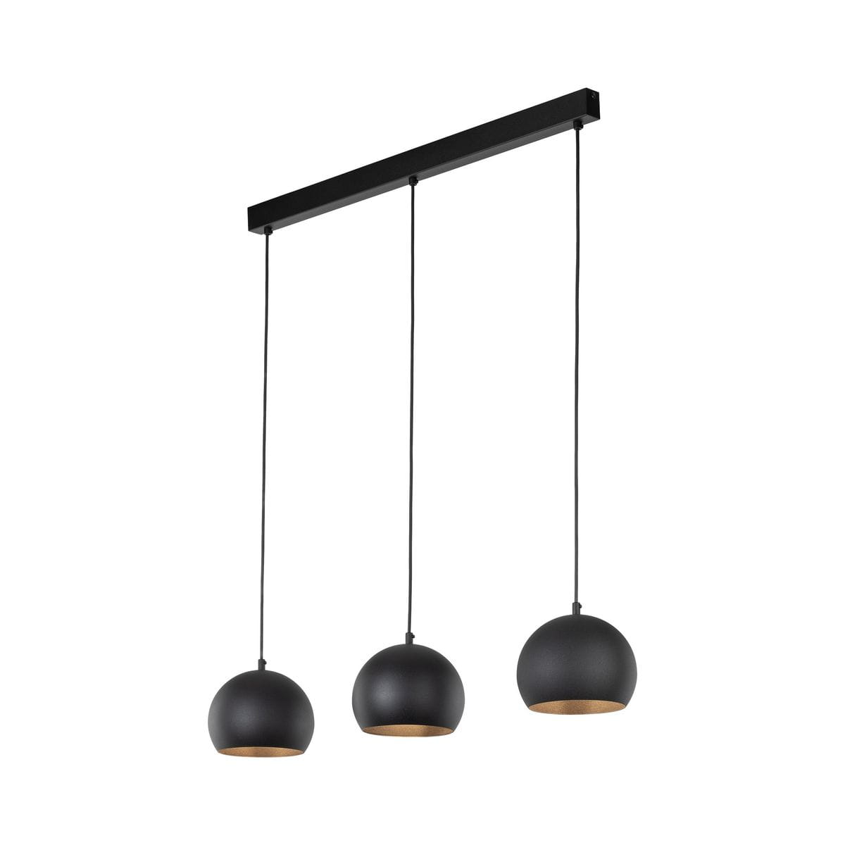 Lampa wisząca Zoe z trzema kloszami w kształcie kul, w kolorze czarnym z metalicznym wykończeniem wewnętrznym. Zawieszona na cienkich linkach, przymocowana do prostokątnej podstawy. Idealna do nowoczesnych wnętrz.