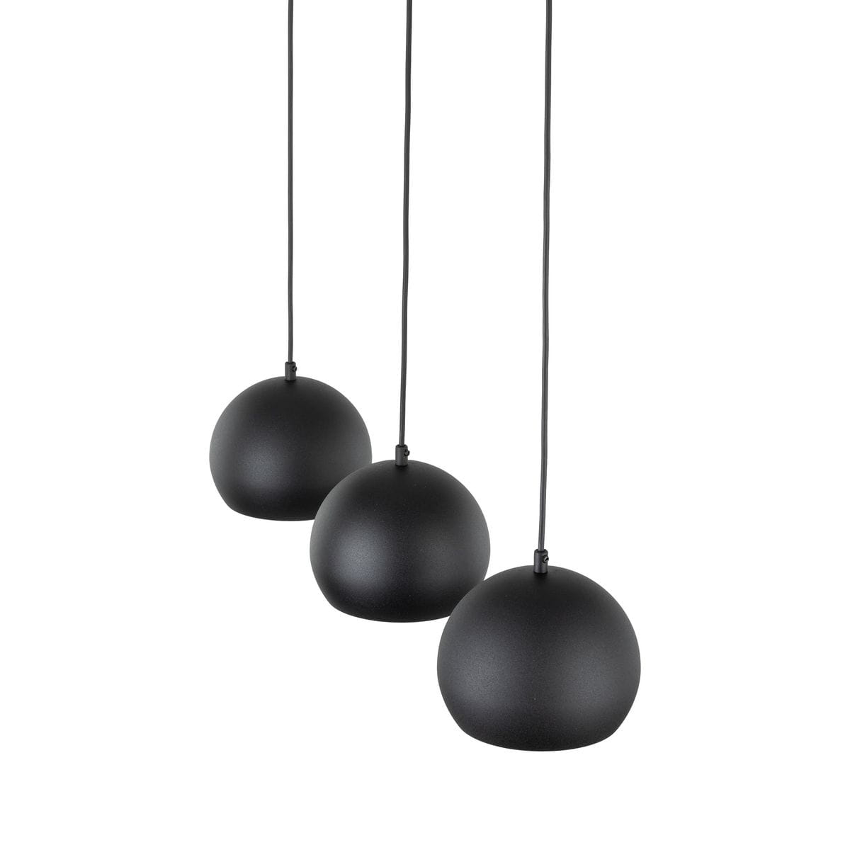 Lampa wisząca Zoe w kolorze czarnym z trzema okrągłymi kloszami, zawieszona na cienkich linkach. Klosze mają matową fakturę, a ich równomierne rozmieszczenie tworzy nowoczesny wygląd. Idealna do aranżacji wnętrz.