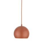 Lampa wisząca Zoe D17 w kolorze ceglastym, z metalowym kloszem w kształcie półkuli, zawieszona na długim przewodzie. Przeznaczona do żarówki E27, idealna do nowoczesnych aranżacji wnętrz. Tło białe, proste.