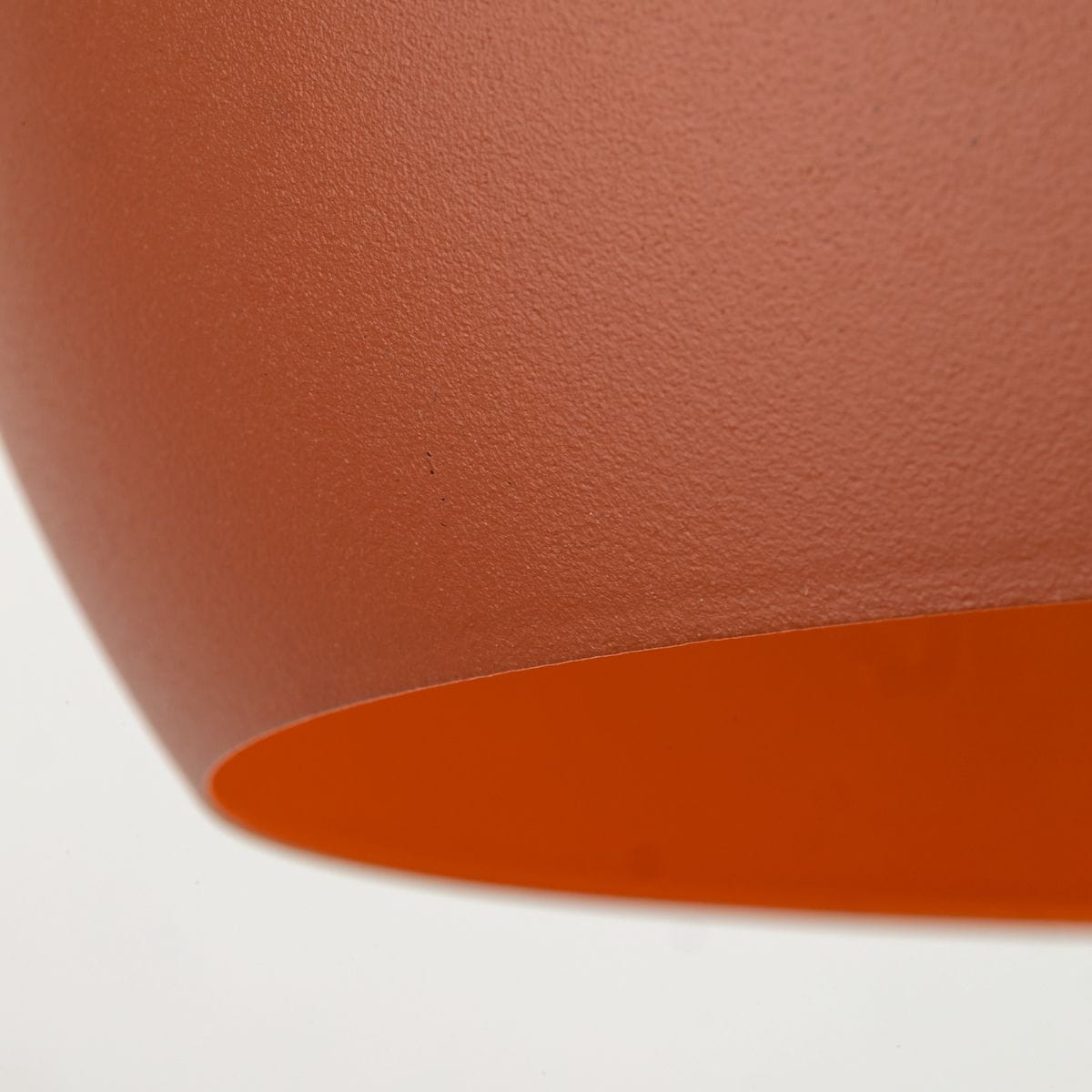 Lampa wisząca Zoe D17 w kolorze ceglastym z kloszem o matowej fakturze. Ujęcie z bliska, pokazujące krawędź klosza. Wnętrze klosza w intensywnym odcieniu pomarańczowym. Przeznaczona na żarówkę E27.