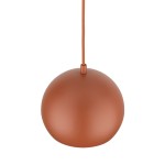 Lampa wisząca Zoe D17 w kolorze ceglastym, wykonana z matowego materiału. Ma okrągły kształt i jest zawieszona na prostym kablu. Przeznaczona do jednej żarówki E27. Tło zdjęcia jest jednolite, co podkreśla design lampy.