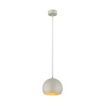 Beżowa lampa wisząca Zoe D17 z jedną oprawą E27. Okrągła, matowa czasza z widocznym złotym wnętrzem. Zawieszona na białym przewodzie i metalowym uchwycie. Prosta, elegancka forma, idealna do nowoczesnych wnętrz.
