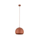 Lampa wisząca Zoe D27 w kolorze ceglastym, z metalowym kloszem w kształcie półkuli, zawieszona na cienkim przewodzie. Montaż sufitowy, przeznaczona na żarówkę E27. Prosty design, idealna do nowoczesnych wnętrz.