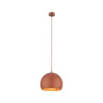 Lampa wisząca Zoe D27 w kolorze ceglastym, z jedną oprawą E27. Okrągła, matowa czasza zawieszona na cienkim przewodzie, montowana do sufitu. Wnętrze czaszy w jasnym kolorze dla lepszego rozproszenia światła.