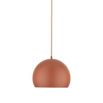 Lampa wisząca Zoe D27 w kolorze ceglastym, z okrągłym kloszem o matowej powierzchni, zawieszona na długim przewodzie. Przeznaczona na żarówkę E27, elegancko komponuje się w nowoczesnych aranżacjach wnętrz.
