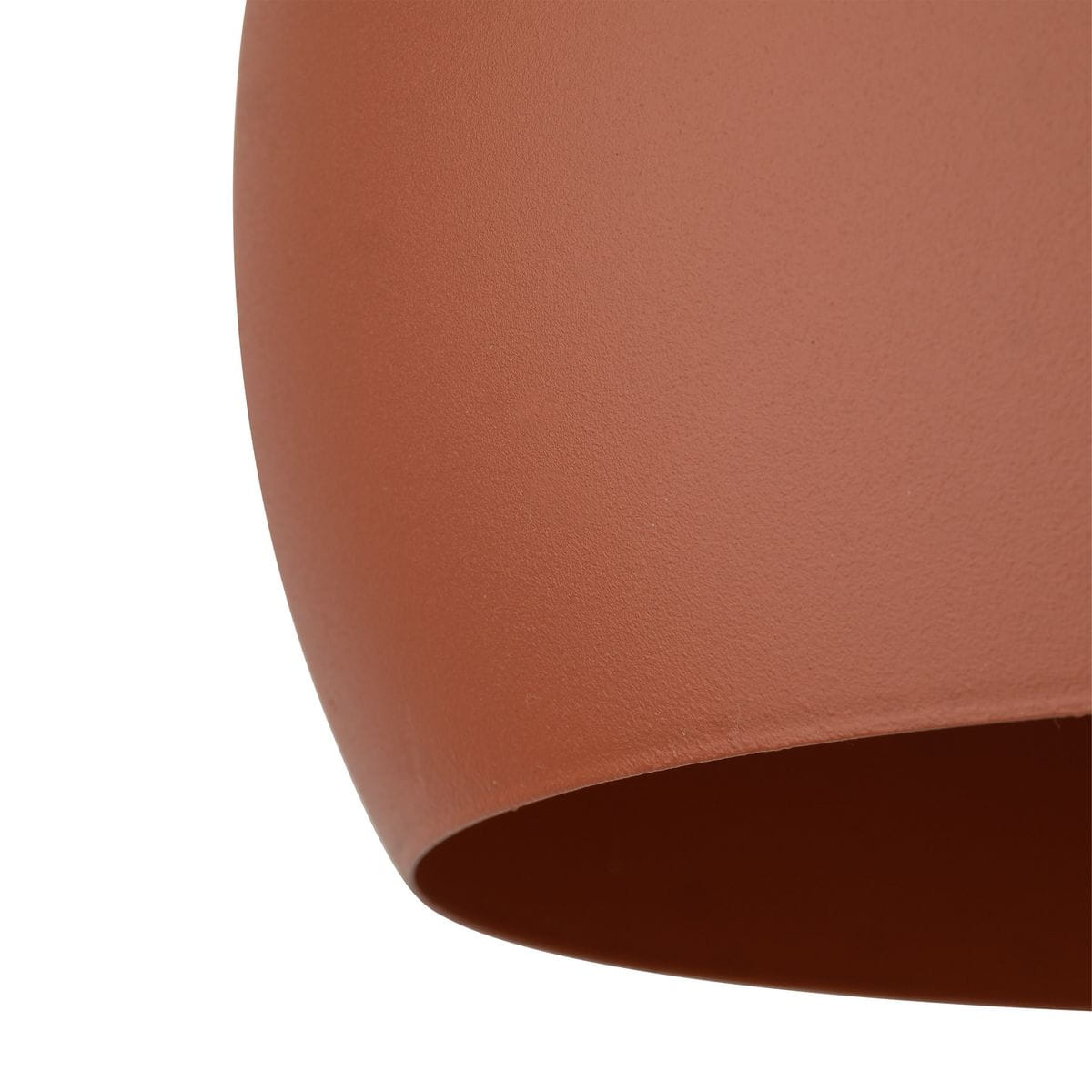 Lampa wisząca Zoe D27 w ceglastym kolorze, z metalowym kloszem o matowej fakturze. Ujęcie z bliska, ukazujące górną część klosza z delikatnie zaokrąglonym brzegiem. Produkt przeznaczony do montażu z jedną żarówką E27.