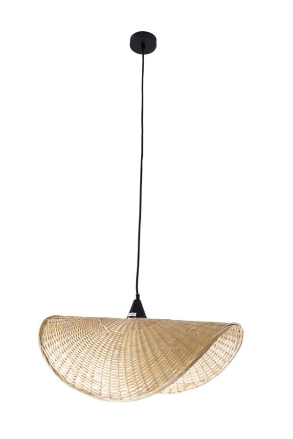 Lampa wisząca Koshi z abażurem z rattanu w kolorze naturalnym, z czarnym mocowaniem. Kształt lekko falisty, zawieszona na długim czarnym przewodzie. Idealna do nowoczesnych wnętrz.
