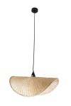 Lampa wisząca Koshi z abażurem z rattanu w kolorze naturalnym, z czarnym mocowaniem. Kształt lekko falisty, zawieszona na długim czarnym przewodzie. Idealna do nowoczesnych wnętrz.