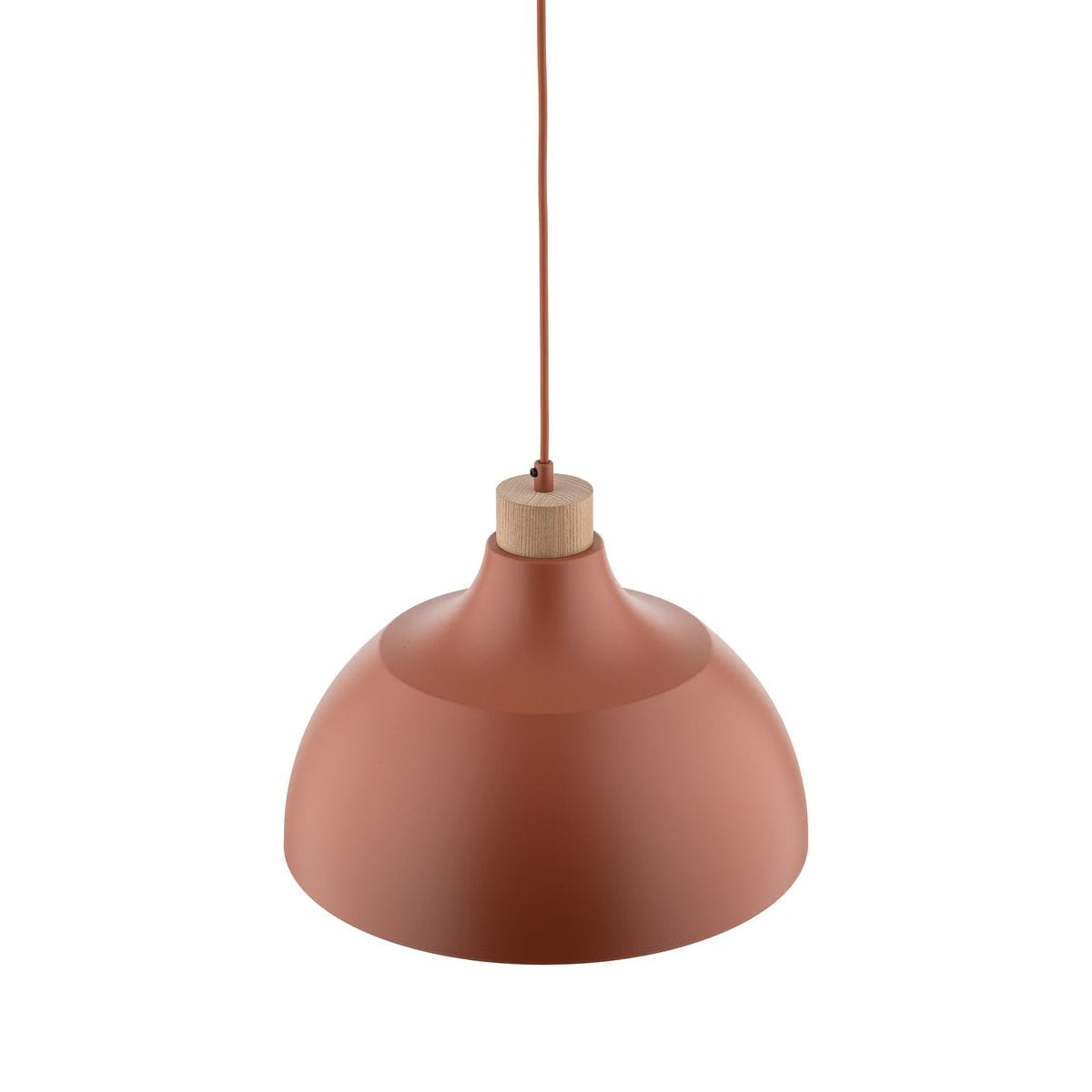 Lampa wisząca Cap w kolorze ceglastym, z metalowym kloszem o zaokrąglonym kształcie i drewnianym mocowaniem. Zawieszona na cienkim, pasującym przewodzie, idealna do nowoczesnych wnętrz.