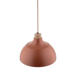 Lampa wisząca Cap w kolorze ceglastym, z metalowym kloszem o zaokrąglonym kształcie i drewnianym mocowaniem. Zawieszona na cienkim, pasującym przewodzie, idealna do nowoczesnych wnętrz.