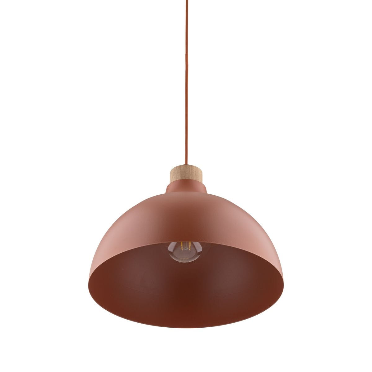 Lampa wisząca Cap w ceglastej barwie z metalowym kloszem w kształcie misy, zawieszona na cienkim przewodzie. U góry znajduje się drewniany element mocujący. Widoczna jedna oprawa E27. Tło proste, białe.
