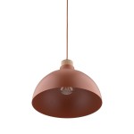 Lampa wisząca Cap w ceglastej barwie z metalowym kloszem w kształcie misy, zawieszona na cienkim przewodzie. U góry znajduje się drewniany element mocujący. Widoczna jedna oprawa E27. Tło proste, białe.