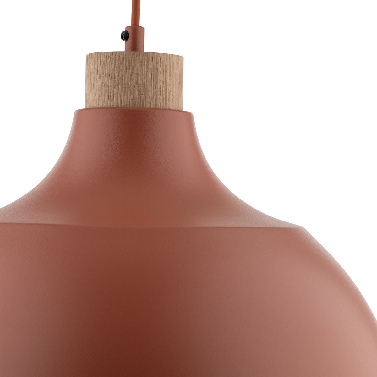 Lampa wisząca w kolorze ceglastym z matowym wykończeniem, z drewnianym elementem na górze. Ujęcie z góry, pokazujące kształt i fakturę lampy. Posiada miejsce na żarówkę E27.