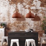 Lampa wisząca Cap w kolorze ceglanym, z jedną oprawą E27, zawieszona nad drewnianym stołem. W tle widoczna ceglana ściana oraz białe krzesła. Oświetlenie w stylu industrialnym, dodające charakteru wnętrzu.